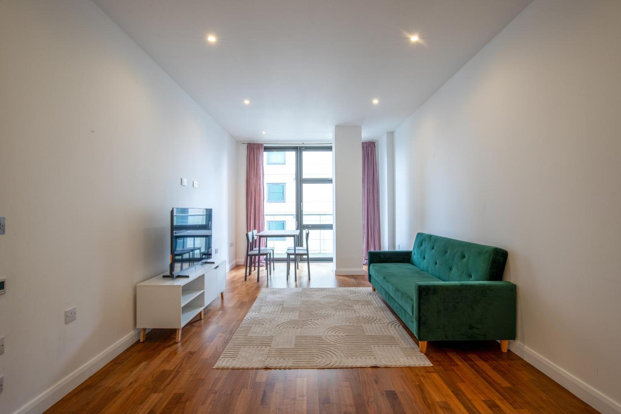 Londwell, Canary Wharf Boutique Balcony *